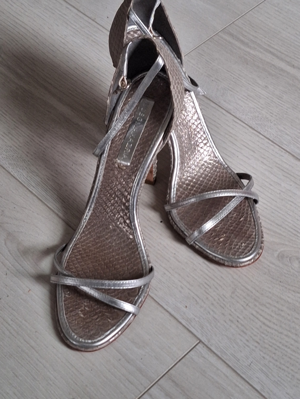 👠 BCBG MAXAZRIA STRAPPY HEELS 7.5👠👠
